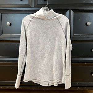 Lululemon long sleeve shirt with thumb holes and pin tuck back detail size 6